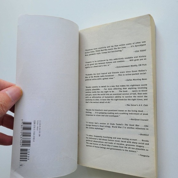 5/$12 Book Movie Tie In World War Z Oral History Zombie War Brooks Apocalypse - Picture 5 of 9